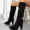 Detailansicht der schwarzen Wildleder-Slouch-Stiefel mit klobigen hohen Absätzen. - 35 / Schwarz