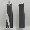 Vues avant et arrière d'une robe maxi longue sans manches grise et blanche ample. - S / Gris