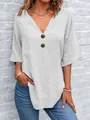 Detail einer lässigen weißen Baumwoll-Leinen-Bluse mit V-Ausschnitt und braunen Knöpfen. - S / Oberteile / Weiß