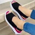 Close-up van stijlvolle zwarte platformsandalen met roze voering en witte zool - 35 / Zwart