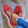 Rote Wildleder-Plateausandalen mit dekorativen Quasten und modischem Hollow-Out-Design. - 35 / Rot