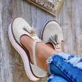 Damen Plateau-Sandalen aus grauem Wildleder mit Quasten und dicker weißer Sohle - 35 / Beige