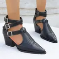 Détail de bottines romaines noires à bout pointu, talon épais et triples boucles élégantes - 38 / Noir brodé