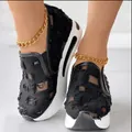 Detailopname van zwarte mesh platform sneakers voor dames met distressed canvas look - 36 / Zwart