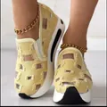 Close-up van gele mesh platform sneakers voor dames met distressed effect - 36 / Geel