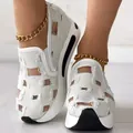 Close-up van witte mesh platform sneakers met uitsparingen en comfortabele dikke zolen. - 36 / Wit
