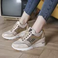Gedetailleerd overzicht van modieuze wedge sneakers voor dames met gouden accenten - 41 / Goud