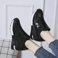 Gedetailleerde macro-opname van zwarte platform sneakers met glitters en rasterpatronen - 41 / Zwart