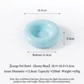 Glänzend blauer keramik-napf in donut-form mit größen- und gewichtsangaben - Glänzendes Blau