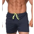 Vista detallada de pantalones cortos deportivos para hombre con cordón amarillo neón. - Azul Marino