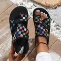 Nahaufnahme der farbenfrohen karierten Netzriemen an modischen Sommer-Strandsandalen - 36 / Bunt Kariert