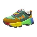 Detail van een dikke dames sneaker met een levendige regenboogkleurige platformzool - 38 / Groen