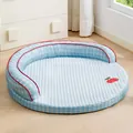 Komfortables blau kariertes Haustier-Kühlbett mit süßer Kirschanhänger-Stickerei - M (50x50cm) / Eissalz Blau