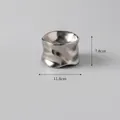 Cuenco de cerámica con textura hecha a mano para gatos y perros, acabado plateado - Cuenco Plano / Plateado