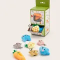 Dettaglio di peluche all'erba gatta colorati che escono da una scatola regalo verde - Bambola all'Erba Gatta
