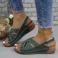 Sandales compensées vert foncé à plateforme avec lanières à boucles et design croisé - Vert foncé