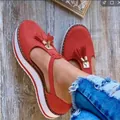 Detalle de sandalias de plataforma en ante rojo con borlas y tira al tobillo - 35 / Rojo