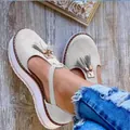 Detalle de mocasines con plataforma de ante gris con flecos y vaqueros rasgados. - 35 / Beige