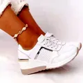 Vista laterale dettagliata di sneaker bianche con zeppa da donna e inserti dorati - 36 / Bianco