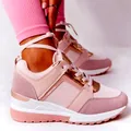 Primo piano di sneakers con zeppa rosa da donna con eleganti lacci avvolti alla caviglia - 36 / Rosa