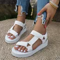 Detalle de sandalias de plataforma blancas con correas de velcro sobre estera tejida - 38 / Blanco