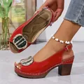 Eleganti sandali con zeppa da donna in vernice rossa con punta aperta e fibbia metallica - 36 / Rosso