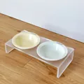 Verhoogde acryl voerbakhouder met twee pastelkleurige keramische voerbakjes - Geel & groen bakjes met dubbele standaard