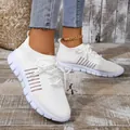 Atmungsaktive weiße Fly-Knit Damen-Sneaker mit Schnürung, Mesh-Design und Plateausohle. - 35 / Weiß