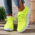Neongelbe atmungsaktive Fly-Knit Sneaker mit dicker weißer Plateausohle und Schnürung. - 35 / Neongelb