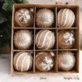 Set de 9 bolas de Navidad doradas de lujo con diseños de copos y perlas en caja de 24cm - Estilo 2(R2-26) / Juego de 9 Piezas