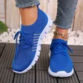 Atmungsaktive blaue Flyknit Damen-Sneaker mit weißer Plateausohle und Schnürsenkeln. - 35 / Saphirblau