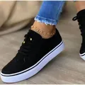 Κοντινό πλάνο από μαύρα brogue casual παπούτσια με κορδόνια και λευκές πλατφόρμες - 35 / Μαύρο