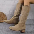 Vue détaillée des bottes de cow-boy en daim marron avec broderie et fermeture éclair - Kaki
