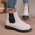 Beige suède Chelsea boots met zwarte elastische zijpanelen en een grove profielzool. - 36 / Beige
