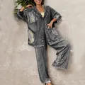 Vue détaillée de l'ensemble deux pièces en denim gris pour femme avec imprimé léopard - Gris
