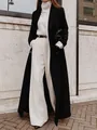 Detalle de abrigo largo de lana negro combinado con cuello alto y pantalón blanco - S / Tops / Negro