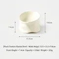 Elegante cuenco para mascotas de cerámica crema mate con textura amasada a mano - Cuenco inclinado / Blanco Roto