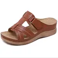 Sandales à talon compensé marron confortables avec motifs ajourés et fermeture velcro. - Brun Foncé
