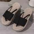 Detailansicht von Damen-Flip-Flops mit geflochtener Sohle und schwarzen Stoffriemen. - 36 / Schwarz
