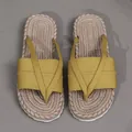 Detailansicht der gelben Stoffriemen und der geflochtenen Sohle dieser Strandsandalen - 36 / Gelb