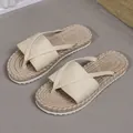 Detailansicht beige geflochtene Strand-Flip-Flops mit breiten Wickelriemen aus Stoff - 36 / Gebrochenes Weiß
