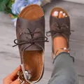 Detaillierte Nahaufnahme brauner Schnürsandalen mit Fischmaul-Design und weißen Nähten - 36 / Kaffeebraun