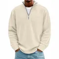 Vista detallada del polo beige para hombre con cremallera corta y textura de pana. - Albaricoque