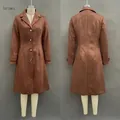 Vues détaillées avant et arrière montrant la coupe d'un trench-coat en daim marron - S / Hauts / Brun Foncé