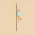 Interactieve houten kattenhengel met blauwe katoenen touwlolly en een natuurlijke veer - Nr. 7 - Lollipop Vorm
