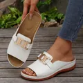 Mules blanches élégantes pour femmes avec détail chaîne dorée et semelle plateforme - 36 / Blanc