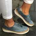 Gedetailleerd overzicht van blauwe suède loafers met kwastjes op een stenen vloer. - 35 / Opengewerkte Kwastje Loafers / Blauw