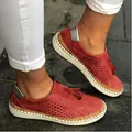 Detailweergave van rode suède loafers met kwastjes en dikke witte zolen voor dames chic - 35 / Opengewerkte Kwastje Loafers / Rood