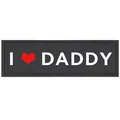 Nahaufnahme eines schwarzen Haustier-Patches mit 'I Love Daddy' und rotem Herz. - S (11x3cm) / Ich liebe Papa / Schwarz Rotes Herz
