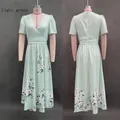 Vue avant et arrière d'une robe longue fleurie vert clair à col en V sur un mannequin - S / Robe Courte / Vert clair